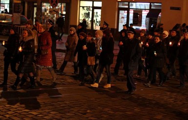 Во Львове провели безмолвное шествие в память о жертвах Голодомора