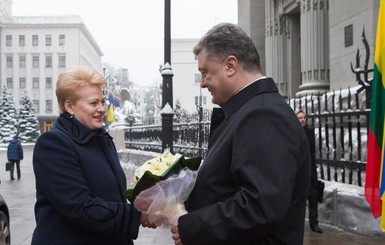 Порошенко встретил президента Литвы Далю Грибаускайте цветами