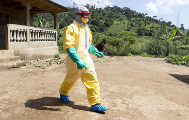 Итальянский врач заразился Эболой и будет лечиться на родине