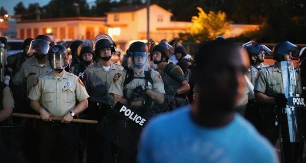 В США начались протесты: полицейского, застрелившего подростка в Фергюсоне, признали невиновным