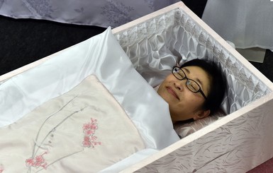 В Японии новая мода: люди ложатся в гробы при жизни