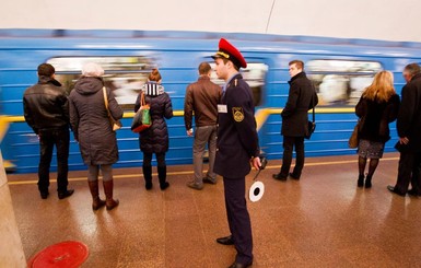 В киевском метро задержали людей с оружием и наркотиками