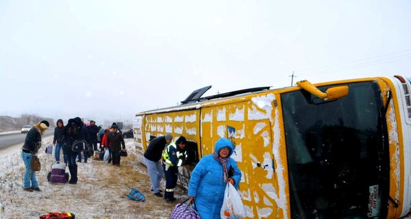 Под Харьковом перевернулся автобус с луганчанами