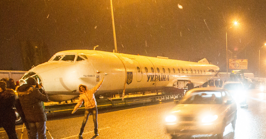 Правительственный самолет провезли по улицам Киева  