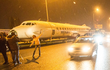 Правительственный самолет провезли по улицам Киева  