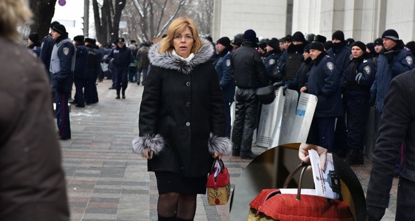 Депутаты деньги в авоськах не носят 