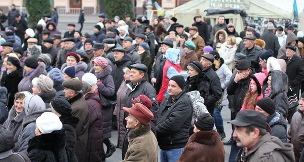 В центре Львова молились о пострадавших год назад на Майдане студентах