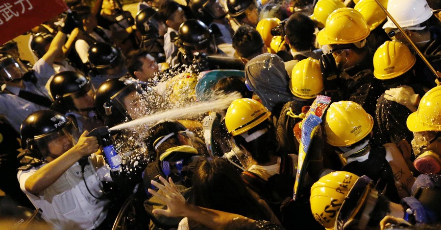 В Гонконге полиция применила против митингующих слезоточивый газ