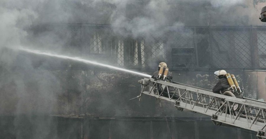 В Киеве, спасаясь от огня, женщина выпрыгнула с 16-го этажа