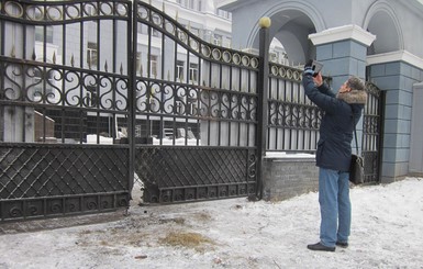 В Харькове взрывом повредило ворота военной части