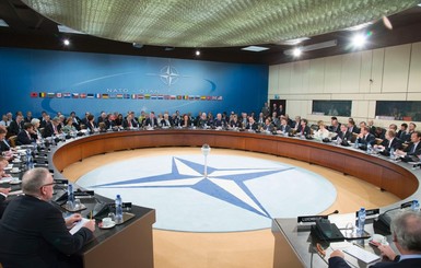 Главы МИД стран НАТО объявили полную боеготовность у границ с Россией