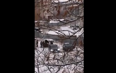 В интернете появилось видео, как в Донецке людей похищают
