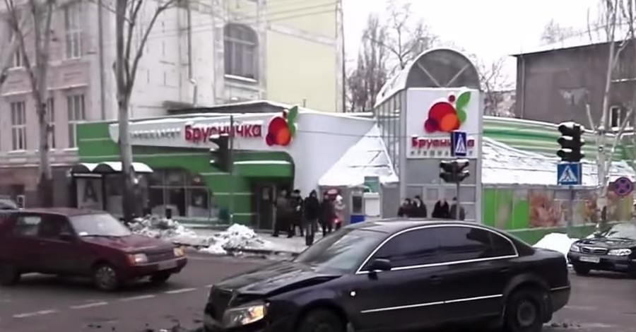 В Донецке джип  "ДНР" заехал на тротуар и сбил прохожих 