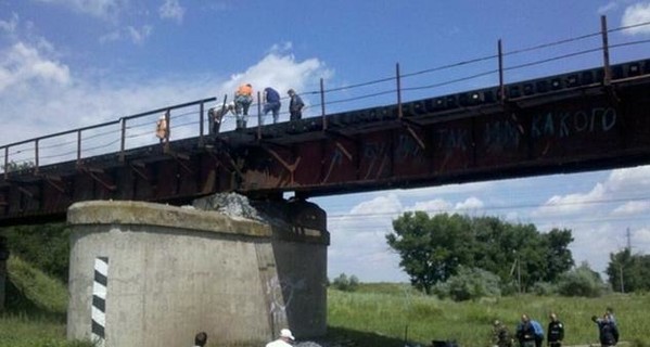 Запорожских подрывников ЖД-моста судят сразу по пяти статьям
