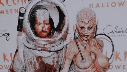 Хайди Клум с мужем на Хэллоуин превратились в ужасающих зомби