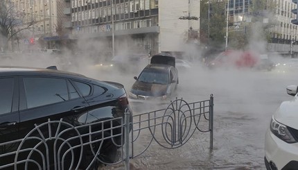 В центре Киева прорвало трубу: кипяток затопил улицу