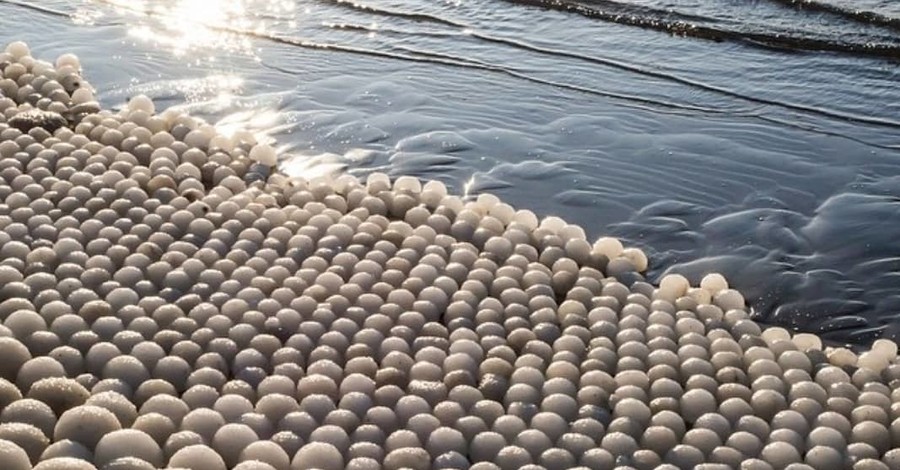 Пляж в Финляндии покрылся загадочными ледяными шарами
