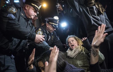 Жители Нью-Йорка  вышли на улицы из-за отказа привлечь к суду полицейского