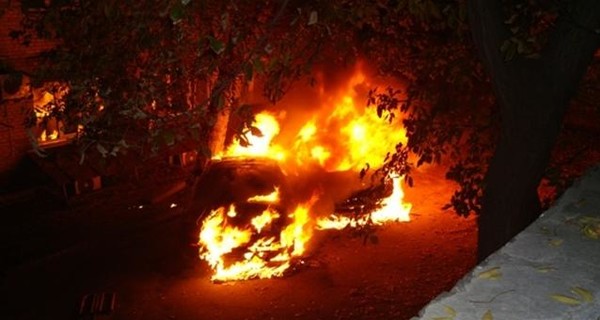 В Киеве сожгли Mitsubishi Lancer