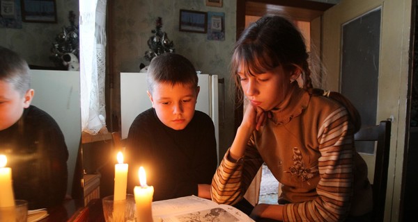 Веерные отключения в Украине: в домах замерзают трубы, а на улицах не работают светофоры