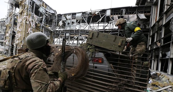 Полторак: военные остаются в аэропорту Донецка и не покинут объект  