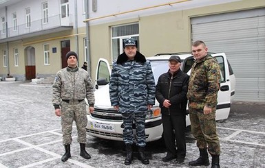 Львовский пенсионер подарил солдатам свой минивэн
