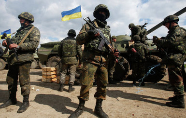 Порошенко: сегодня каждый военный - человек №1 в Украине