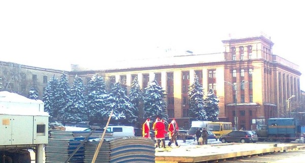 В Днепропетровске Санта-Клаусы строят каток