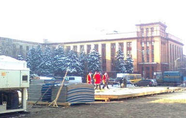 В Днепропетровске Санта-Клаусы строят каток