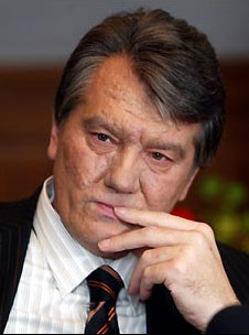 Ющенко развернул самолет из-за пожара 