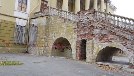В сети показали снимки разваливающегося Потемкинского дворца в Днепре