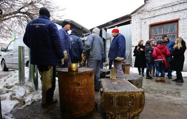 Запорожские коммунальщики собрали из старых труб буржуйки для бойцов АТО