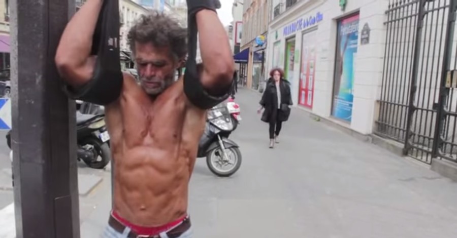 50-летний бездомный из Франции накачал огромные мускулы