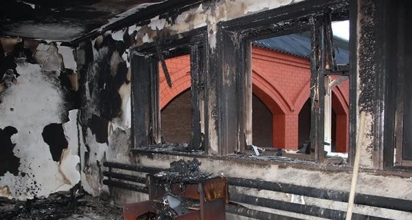 Правозащитники: Россия должна расследовать поджог домов родственников участников терактов в Грозном