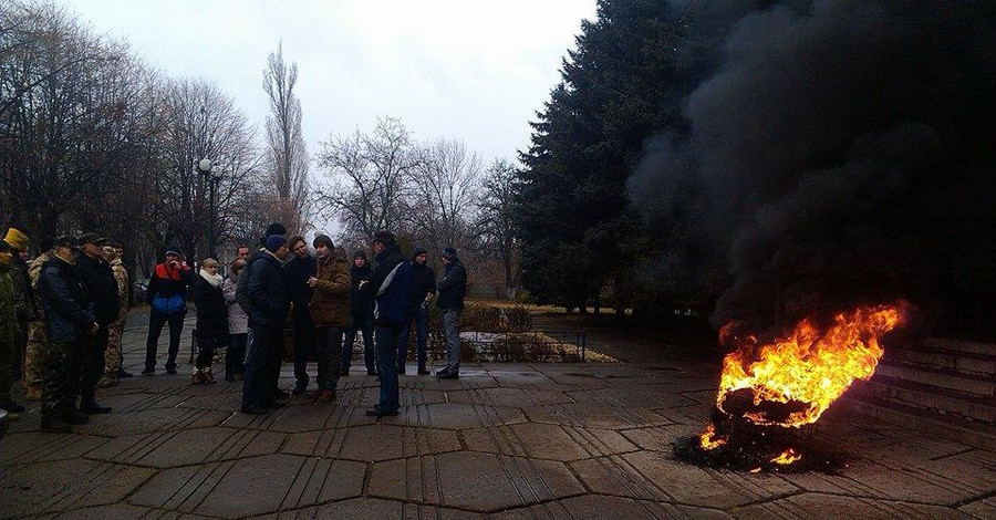 В Черкассах активисты жгут шины и играют на барабанах