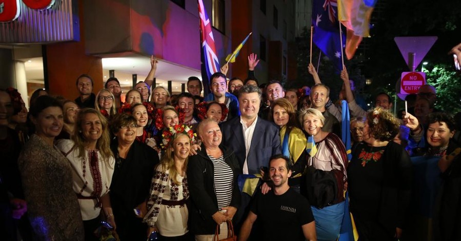 Порошенко в Австралии встретили люди с флагами