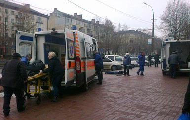 В центре Николаева мужчина вышел из автомобиля застрелился из обреза 