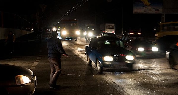 В Одессе водители регулируют перекрестки с неработающими светофорами