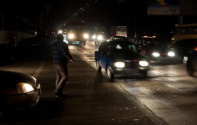 В Одессе водители регулируют перекрестки с неработающими светофорами