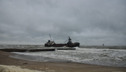 Под Одессой терпит крушение танкер: экипаж отказывается покидать судно