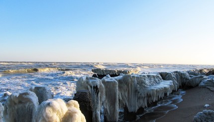 В Бердянске берег моря покрылся льдом