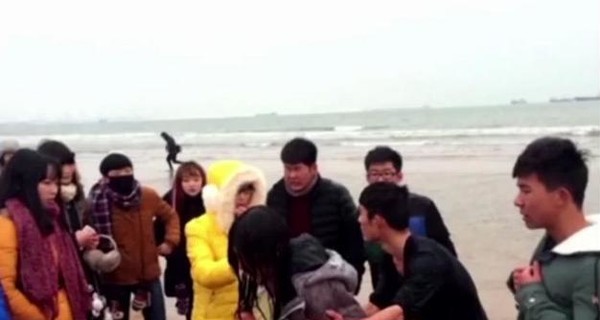 Китайские студенты выстроились в живую цепочку, чтобы спасти девушку-самоубийцу