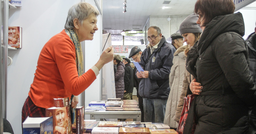 Книжная выставка в Киеве: взрослые раскупают детские сказки  