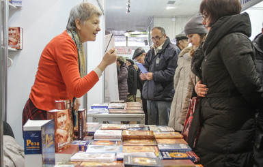 Книжная выставка в Киеве: взрослые раскупают детские сказки  