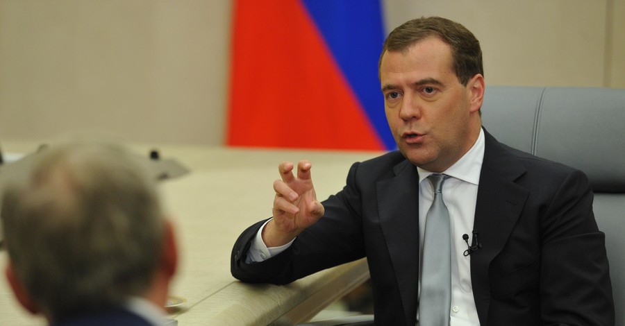 Медведев: Для многих украинцев Россия - единственный источник дохода, но мы вынуждены его перекрыть