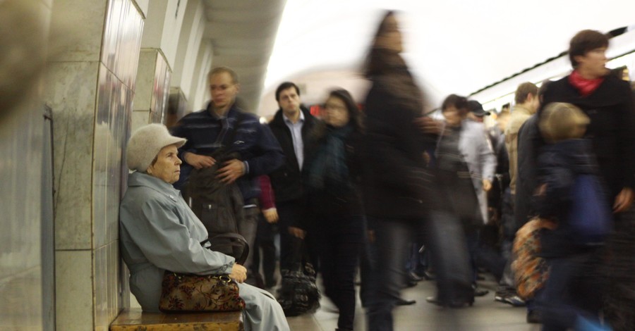 В московском метро сбитый поездом человек чудом остался жив