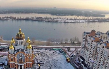 В Киеве рыбаки-экстремалы часами сидят на тающем льду