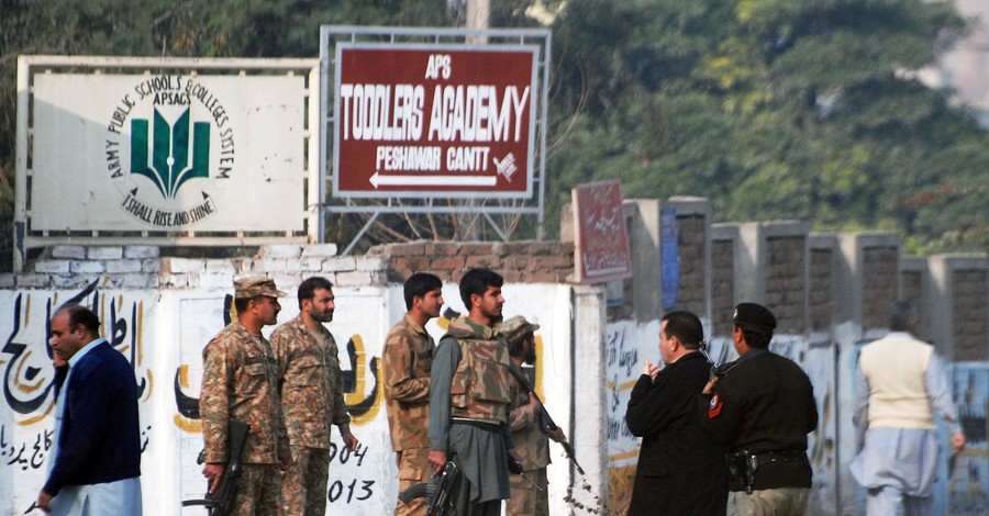 В Пакистане талибы напали на военное училище, много жертв, 500 заложников