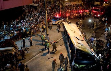 В Бразилии автобус врезался в бензовоз, более 20 человек погибли
