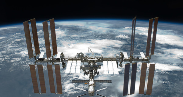 Астронавты МКС установили елочку на орбите Земли